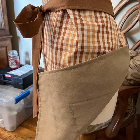 Handcrafted Fall Acorn and Leaf print Apron - Picture 4 of 6